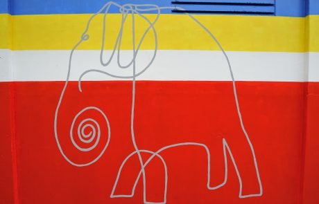 Elefante di Alexander Calder riprodotto su Cabina Enel
